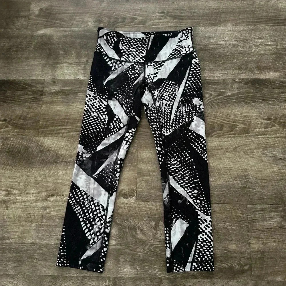Black and white lululemon pants size 4